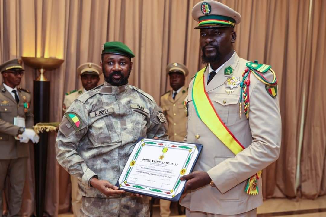 Le Président GOÏTA a élevé son homologue guinéen à la dignité de Grand Croix de l’ordre national du Mali à titre étranger,après le défilé militaire à l’occasion de la commémoration du 22 septembre, les Présidents maliens et guinéens ont eu un tête-à-tête au palais de Koulouba