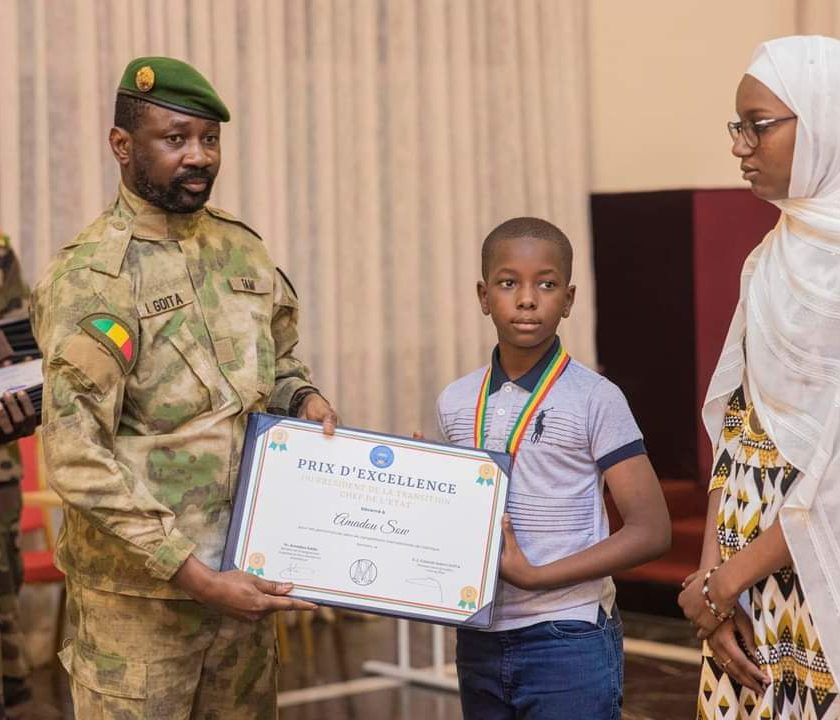 Recherche scientifique : le Chef de l’État décerne des prix aux jeunes génies en robotique faisant honneur au Mali sur le plan international