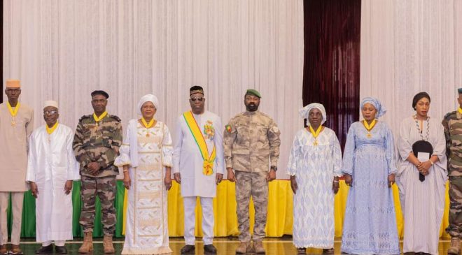 Remise de médailles à Koulouba: Le Président de la Transition honore des grands serviteurs de l’État